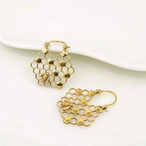Pendientes de Aro Hexagonales con Diseño de Abeja, Chapados en Oro, Unisex, Modernos, Regalo Cristiano, Joyería - Product Image 1