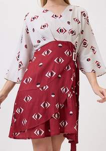 Vestido midi acampanado con estampado geométrico rojo, cuello en V, manga tres cuartos acampanada, dobladillo acampanado, tela georgette, cintura natural, ecológico. - Product Image 2