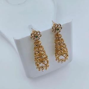 Boucles d'oreilles clous géométriques plaquées or de créateur avec perle blanche - Pour mariage et soirée - Product Image 1