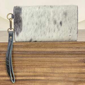 กระเป๋าสตางค์หนังแท้ทำมือขนาดใหญ่สำหรับผู้หญิง ขายส่ง กระเป๋าคลัทช์แฟชั่นลายสลักมือ ใส่โทรศัพท์มือถือ พร้อมช่องใส่บัตรและเหรียญ - Product Image 6