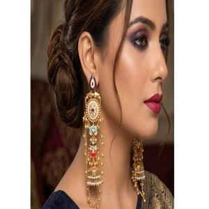 Pendientes chapados en oro con apariencia de piedra de calidad premium, estilo tradicional para fiestas, bodas y eventos, colección para mujeres. - Product Image 1