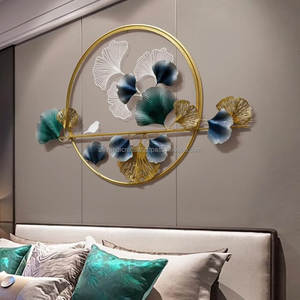 Couronne murale florale ronde en métal de style nordique |   Décoration murale en métal en forme de feuille creuse dorée et noire pour chambre à coucher, salon, etc. - Product Image 5