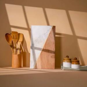 Planche à découper en bois moderne, élégante, en bois massif, avec surface lisse, durable et facile d'entretien, idéale pour un usage quotidien - Product Image 2