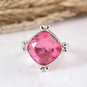 Anillo de Plata de Ley 925 Hecho a Mano con Turmalina Rosa, Gema Facetada en Forma de Cojín, Banda Decorativa con Cuentas, Diseño Artesanal Oxidado - Product Image 1
