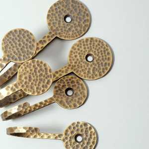 Gancho de latón hecho a mano, antideslizante, diseño clásico, gancho de latón para sujetar ropa, accesorios para armario, de Universal Overseas - Product Image 3