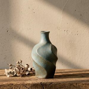 Vase décoratif en porcelaine rustique émaillée au fer, style Wabi-sabi antique, finition bronze métallique craquelée, texture rayée, par UO - Product Image 1