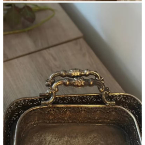 Plateau de service en métal à prix avantageux pour la maison et l'hôtellerie, plateau en laiton martelé avec finition dorée brillante et polie - Product Image 2
