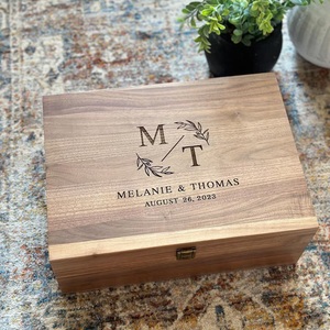 Letrero de Bienvenida de Madera Rústica Personalizado con Grabado y Relieve, Opción para Colgar, Diseño de Letras Ecológico y Duradero - Product Image 5