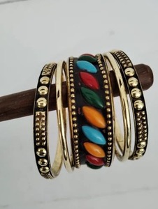 Conjunto de Brazaletes de Esmalte Rojo, Brazaletes con Dijes de Metal en Tono Dorado, Estilo Vintage, Joyería para Mujer, Regalo, para Fiestas - Product Image 3