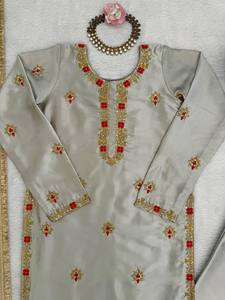 Ensemble haut et palazzo en soie satinée japonaise de créateur, richement brodé avec des sequins, et dupatta en soie organza imprimée à l'effet brossé - Product Image 1
