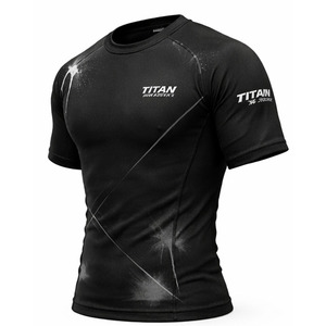 เสื้อแรชการ์ดผู้ชายป้องกันรังสียูวี เป็นมิตรกับสิ่งแวดล้อม แห้งเร็ว มีโลโก้ด้านหน้า เหมาะสำหรับเล่นเซิร์ฟ ว่ายน้ำ และกิจกรรมกลางแจ้ง - Product Image 2