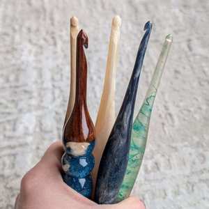 เข็มโครเชต์ไม้ SOFIYA CRAFT ขนาด 3 มม. ด้ามจับลายวนสีแดง ความยาว 20 ซม. - Product Image 2