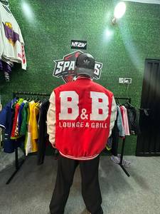 เสื้อแจ็คเก็ตบอมเบอร์สีดำสำหรับผู้ชาย คอตั้ง ทรงปกติ สีพื้น ปิดด้วยกระดุม ผลิตจากโพลีเอสเตอร์ สไตล์ลำลองสำหรับฤดูใบไม้ร่วง - Product Image 3