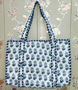 Sac fourre-tout pour femme en tissu imprimé floral indien, léger, pliable, écologique, fait main, matelassé, pour les voyages et le shopping - Product Image 1