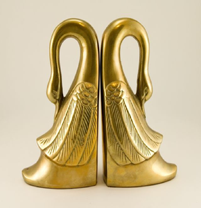Sujetalibros de latón pulido con forma de cisne, con cuello curvo y patrones de alas grabados. Disponible a precios de mayorista. - Product Image 1