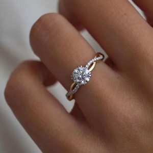 Anillo de compromiso de moissanita de corte redondo de 1.29 TCW con engaste de púas cruzadas, anillos de moissanita - Product Image 2