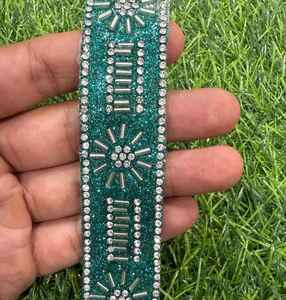 Dentelle dorée importée avec une finition soignée et une qualité de tissu durable pour les marques de mode. - Product Image 1