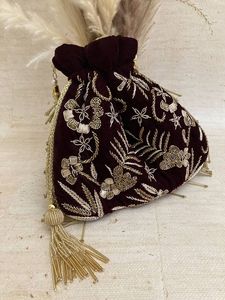 Sac Potli en Coton Brodé et Perlé de Créateur pour Femme, Pochette Traditionnelle de Mariage, Fait Main, Zari, Perles, Ethnique, Festif, Luxe - Product Image 4