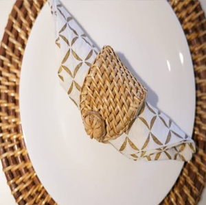 Anneau de serviette en rotin tressé à la main, style rustique, avec un bouton tressé assorti, disponible à prix de gros. - Product Image 1