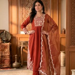 Ensemble kurta élégant en coton brodé avec pantalon uni et dupatta orné de pièces de monnaie dorées et de travail de broderie de sequins pour les fêtes - Product Image 1