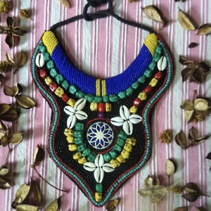 Collier artisanal en perles multicolores avec médaillon à motif étoile et franges, style tribal ethnique bohème, perles de rocaille - Product Image 4