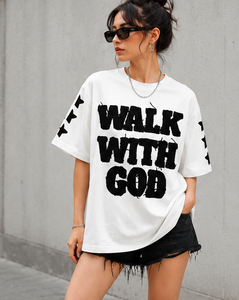 เสื้อยืดโอเวอร์ไซส์สีขาวสำหรับผู้ชาย ลายปัก Walk With God สไตล์ Distress พิมพ์ลายกราฟิก ผ้าคอตตอนหนา ทรงไหล่ตก สตรีทแวร์ - Product Image 3