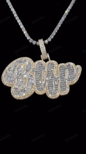 จี้เพชรโมอิสซาไนต์ทรงกลมเจียระไนแบบบริลเลียนท์ 4 ตัวอักษร ดีไซน์หรูหรา ชุบทอง 14KT เงินสเตอร์ลิง - Product Image 2