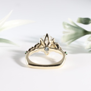 Anillo de compromiso solitario de oro amarillo vintage para mujer con corte ovalado, diamante cultivado en laboratorio, diseño de hoja de vid inspirado en la naturaleza y tallo europeo. - Product Image 2