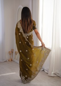 Sari vert olive brodé avec un chemisier en dentelle, tenue traditionnelle indienne - Product Image 3