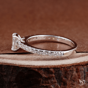 Anillo de Diamante Cultivado en Laboratorio con Corte Esmeralda de 0.50ct, Banda Pavé Catedral en Oro Blanco de 10K, Diseño Refinado con Corte Escalonado - Product Image 3