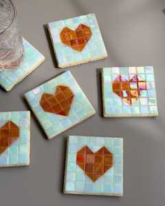 Ensemble de dessous-de-verre en mosaïque de verre sur base carrée en bois, motifs pomme, cœur, oiseau, fleur, protection de table, résistant à la chaleur, support pour boissons - Product Image 2