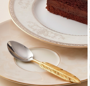 Ensemble de couverts en acier inoxydable avec manche en plumes dorées, finition miroir, passe au lave-vaisselle, pour mariage, style bohème - Product Image 4