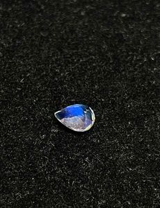Piedra preciosa tallada en forma de pera. Piedra lunar natural azul fuego arcoíris tallada. - Product Image 4