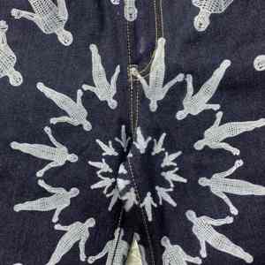 การผสมผสานที่ลงตัวระหว่างความแข็งแกร่งและความสง่างาม พร้อมด้วยงานศิลปะบนแผงด้านข้างที่ประณีตบนกางเกงยีนส์ปักลายเนื้อนุ่มของเรา - Product Image 3