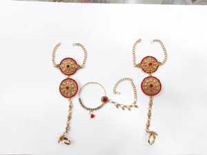 Conjunto de collar y aretes Kundan de aleación chapada en oro con cristales rojos y pedrería, joyería étnica para bodas para mujeres. - Product Image 4