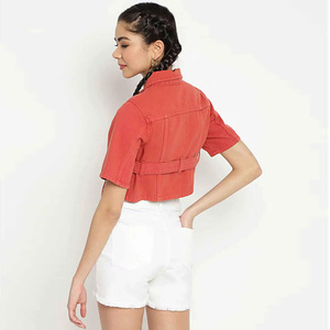 Chaqueta Vaquera Roja Corta para Mujer, Cierre de un Botón, Manga Regular, Cuello Camisero, Estilo Utilitario para Otoño e Invierno, 100% Algodón - Product Image 2
