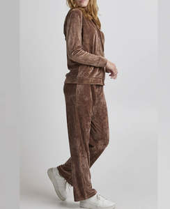 ชุดเซ็ตเสื้อแขนยาวและกางเกงขายาวทรงสปอร์ตสำหรับผู้หญิง รุ่น Luck Panther พร้อมกระเป๋าหน้าเสื้อและกางเกงขายาวทรงจ็อกเกอร์ - Product Image 6