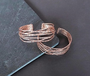 Bracelet martelé en cuivre plaqué or à motif de feuilles élégant et moderne avec impression personnalisable, style européen par F S International - Product Image 4