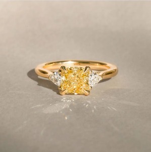Anillo de Tres Piedras de Diamante Cultivado en Laboratorio, Corte Radiante, 1.50CT, Oro Amarillo, Joyería Fina para Novia, Venta al Por Mayor - Product Image 1
