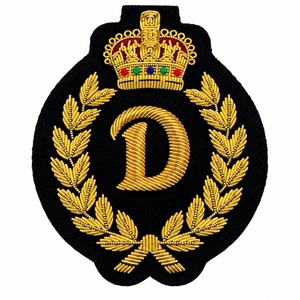 Badge brodé personnalisé OEM en dentelle dorée, en PU chenille, à coudre, fait main, motif couronne laurier, monogramme, pour vêtements et blazers - Product Image 1