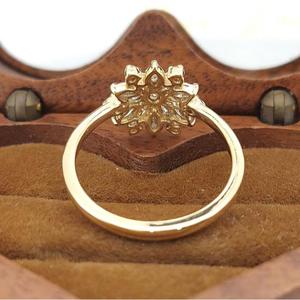 Anillo de Diamantes con Corte Marquesa y Racimo Floral en Oro Amarillo Sólido, Diseño de Halo Radiante, Banda Lisa, Anillo Nupcial Vintage Único - Product Image 3