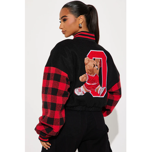 Veste universitaire à carreaux noirs et rouges avec logo, col rabattu, style streetwear, coupe ample, design à simple boutonnage - Product Image 4
