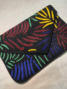 Cartera de Mano Bordada a Mano con Diseño Étnico Colorido y Apariencia Elegante y Moderna - Product Image 3