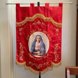 Bandera de la Iglesia de Nuestra Señora de Dolores, Tela Roja Bordada, Bandera Religiosa Procesional, Chatwood, NSW, Diseño Clásico - Product Image 1