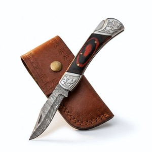 Cuchillo de bolsillo plegable EDC de acero de Damasco hecho a mano con bolster grabado y mango de madera Pakka, cuchillo para camping y actividades al aire libre con funda de cuero. - Product Image 1