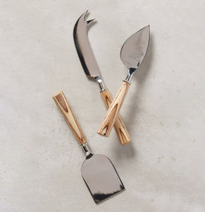 ชุดมีดชีสสแตนเลสเคลือบโรสโกลด์พรีเมียม ด้ามจับไม้สีเข้ม ออกแบบมาเพื่อการรับประทานอาหารสมัยใหม่และหรูหรา - Product Image 3