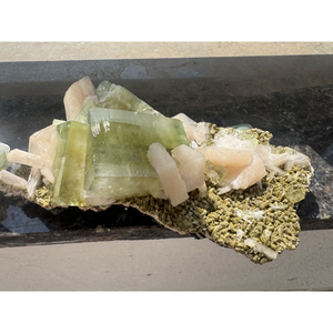 Apophyllite vert foncé de haute qualité, pointe taillée et polie, pour la présentation et la lithothérapie - Product Image 3