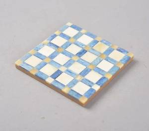 Support de sous-verres en noyer avec incrustation de résine, motif floral bleu et blanc, artisanal, de luxe, durable, écologique, couleur personnalisable, moderne - Product Image 1