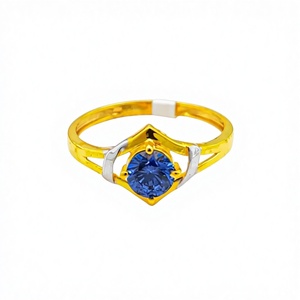 Este diseño presenta una piedra azul llamativa y una estética bicolor. Aquí están los detalles optimizados para su oro macizo de 22 quilates. - Product Image 2