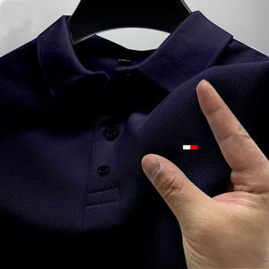 เสื้อยืดผู้ชายผ้าฝ้ายเจอร์ซีย์ 100% แขนสั้น ทรงปกติ สวมใส่สบาย สีพื้น ระบายอากาศได้ดี โลโก้ด้านหน้า ดีไซน์เรียบ - Product Image 1